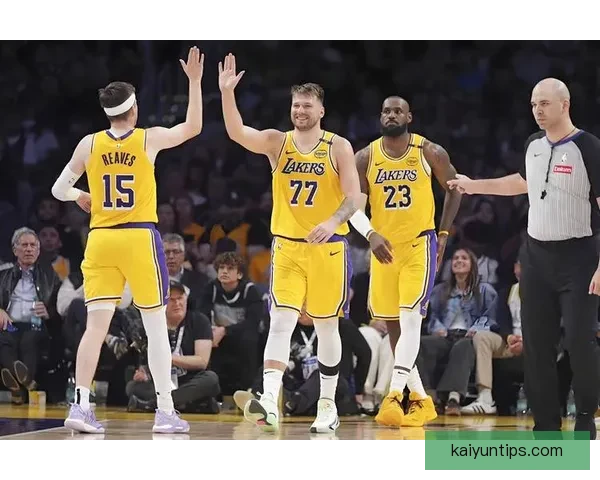 湖人首节崩盘惨输23分遭雷霆碾压里夫斯受伤离场引发担忧